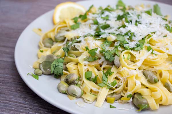 Receta pasta fresca con habas y rucula