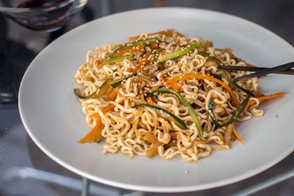 Fideos chinos con verduras y soja - Fácil