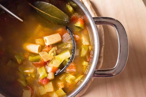 Receta de sopa de verduras con pasta ecológica