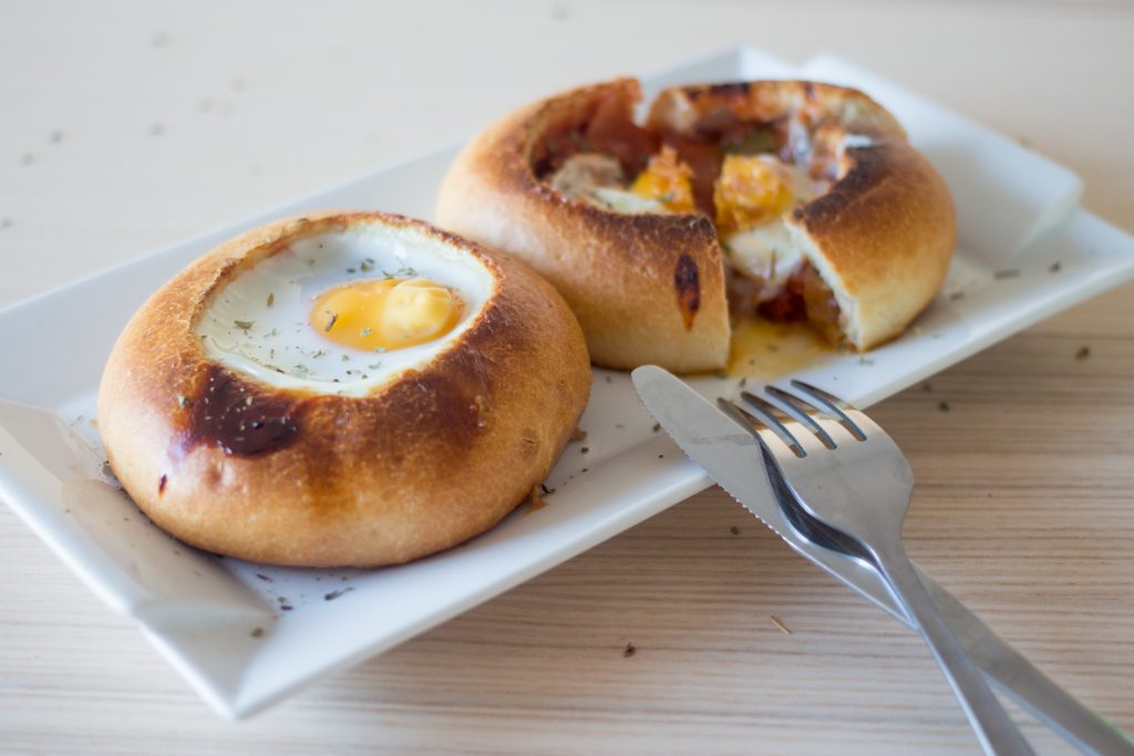 Huevos al pan con pisto ecológico