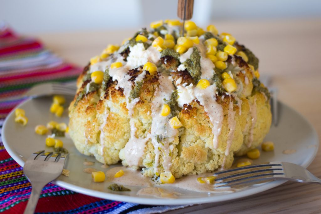 coliflor asada entera con salsa tahina y queso