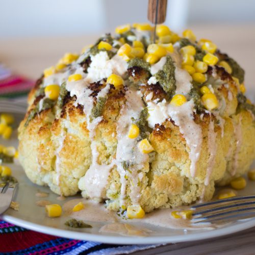 coliflor asada entera con salsa tahina y queso