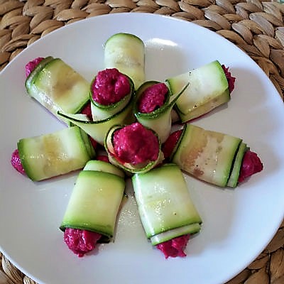 ROLLITOS DE PEPINO CON HUMUS DE REMOLACHA ecologica